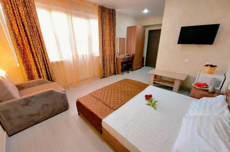 Трехместный «Комфорт» с балконом, вид на бассейн