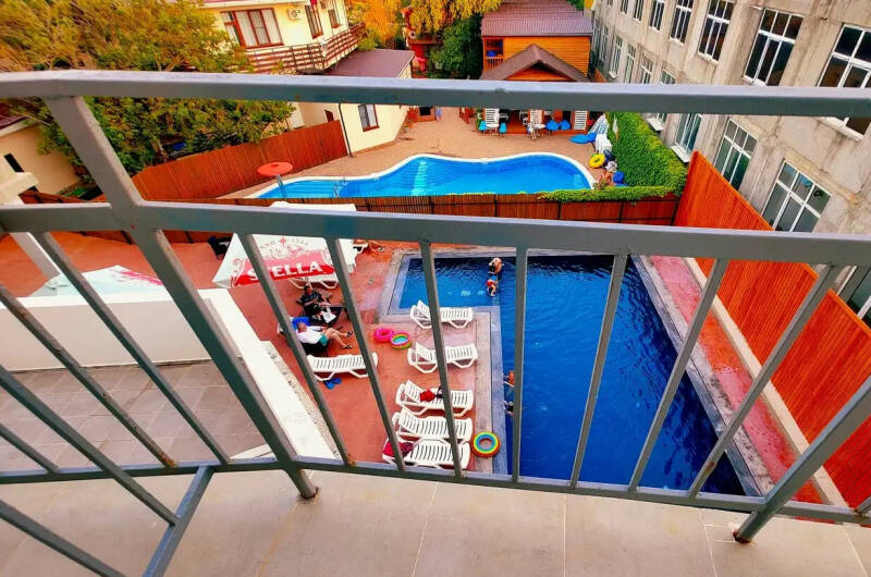 Четырехместный «Комфорт» с балконом вид на бассейн