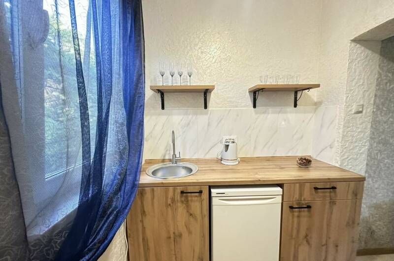 Трёхместный номер с синим диваном «Стандарт»