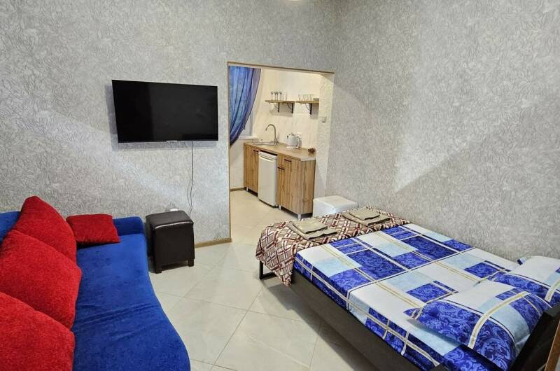 Трёхместный номер с синим диваном «Стандарт»