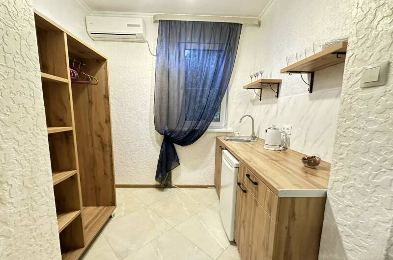 Трёхместный номер с синим диваном «Стандарт»