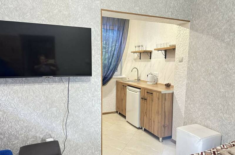 Трёхместный номер с синим диваном «Стандарт»