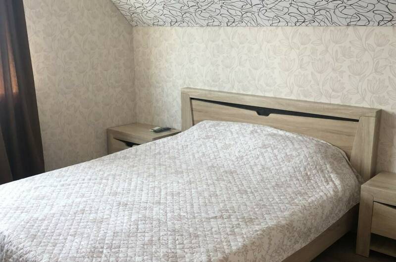 Двухместный номер с цветным потолком