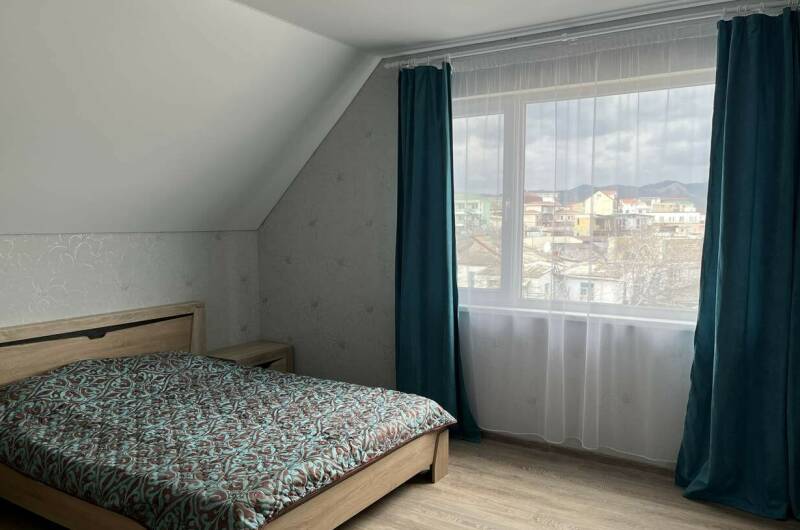 Серые обои. Крыша Массандра