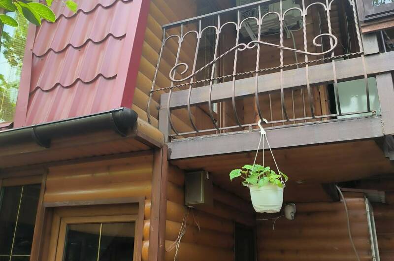 Домик из дерева на двоих человек