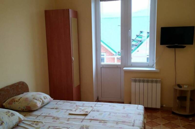 3-х местный с балконом и личным санузлом у номера