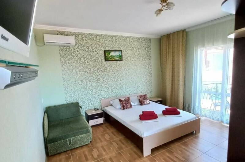 Номер «Комфорт» с отдельным балконом на 2−3 чел