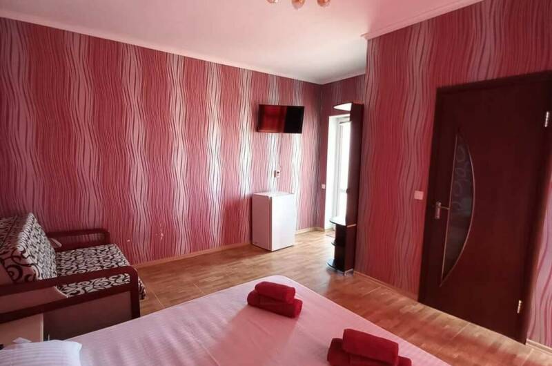 Номер «Комфорт +"с отдельным балконом на 2−4 чел