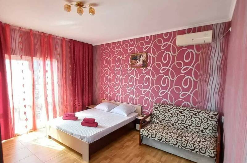 Номер «Комфорт +"с отдельным балконом на 2−4 чел