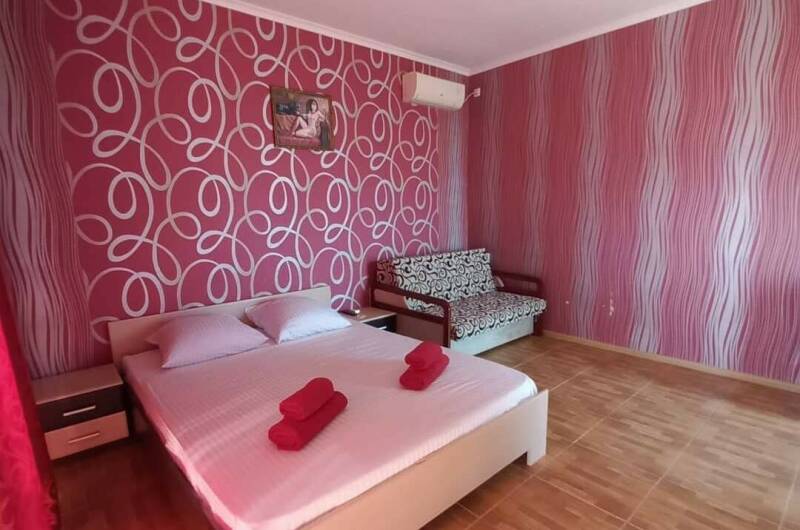 Номер «Комфорт +"с отдельным балконом на 2−4 чел