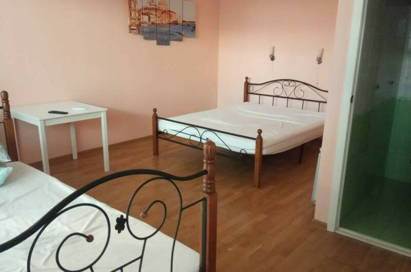 Трёхместный номер на втором этаже, вид на галерею