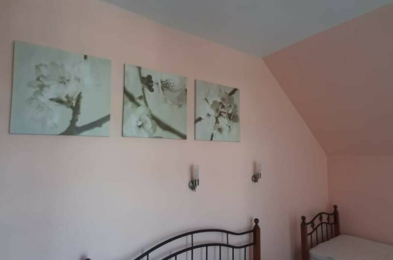 Трёхместный номер на третьем этаже, вид на горы