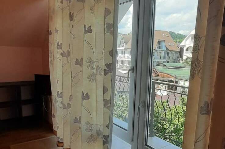 Трёхместный номер на третьем этаже, вид на горы