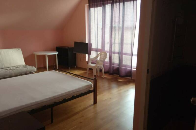 Трёхместный номер на третьем этаже, вид на горы