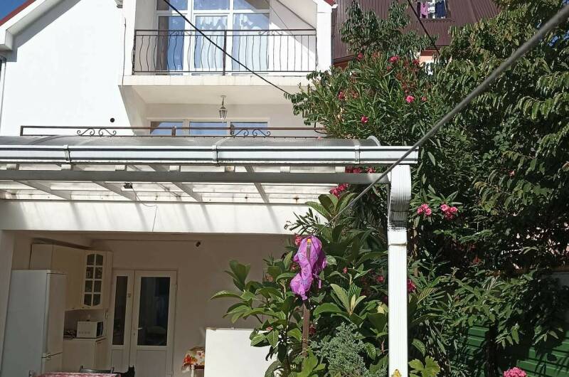 Трёхместный номер на третьем этаже, вид на горы