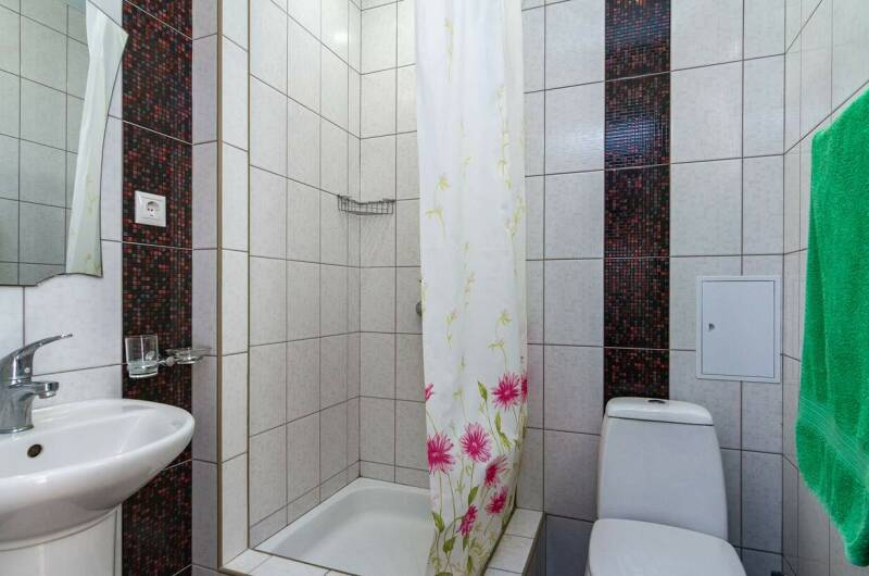 Трехместный номер с видом на двор и общим балконом