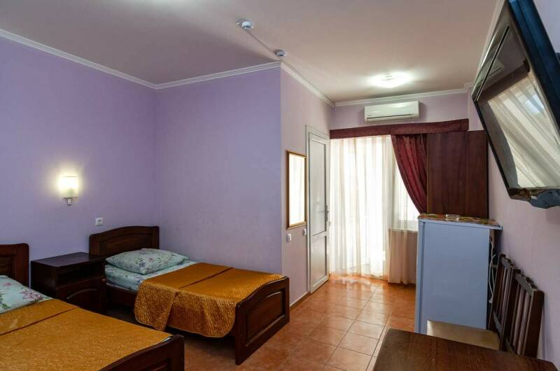 Трехместный номер с видом на двор и общим балконом