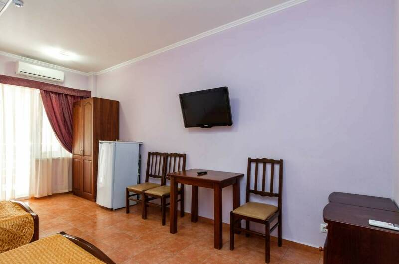 Трехместный номер с видом на двор и общим балконом