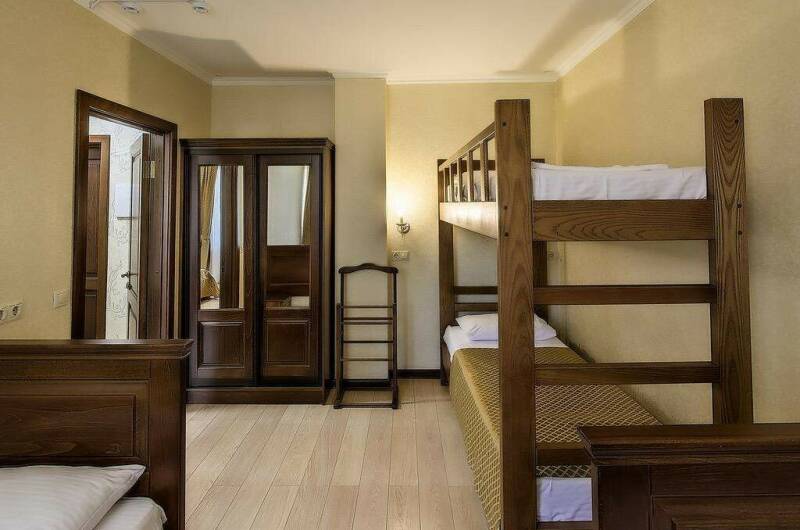 Двухкомнатный шестиместный люкс с балконом