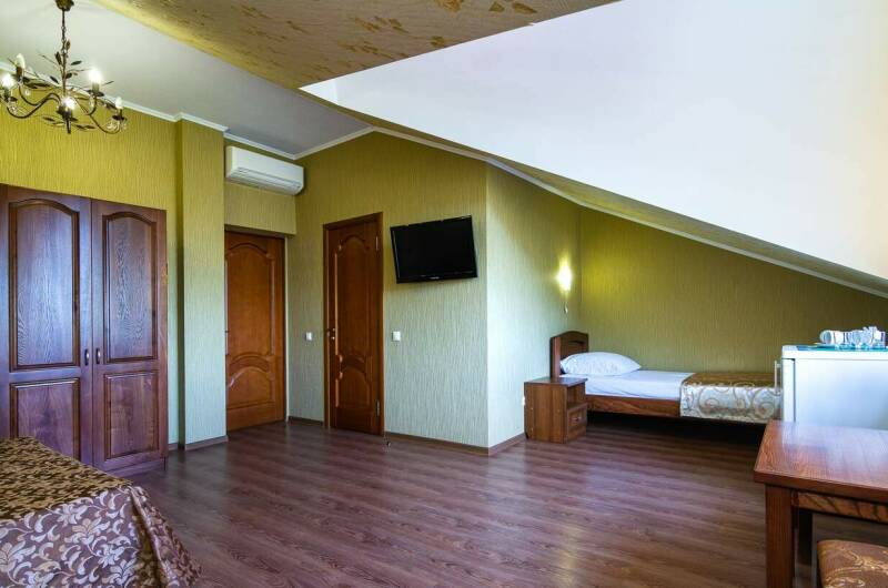 Четырехместный номер на мансарде главный корпус