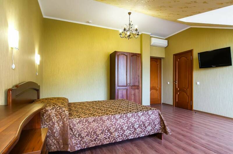 Четырехместный номер на мансарде главный корпус