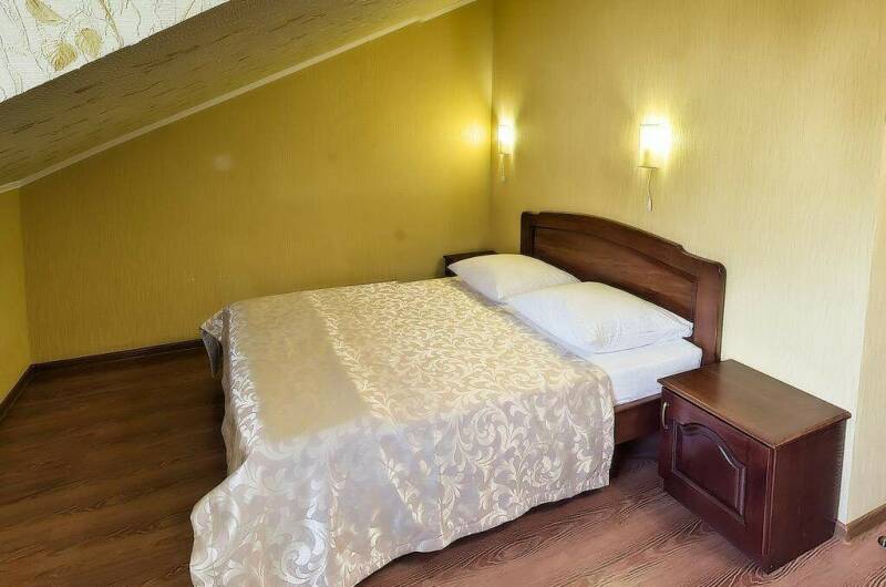 Трехместный номер на мансарде главный корпус