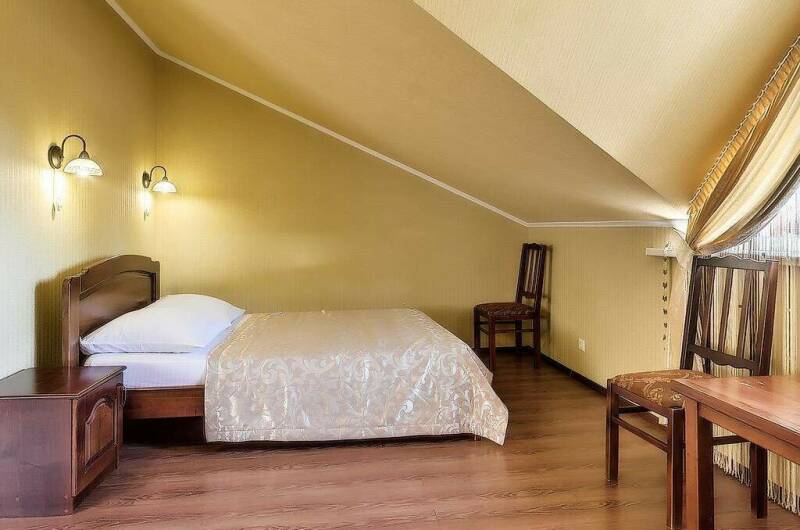 Трехместный номер на мансарде главный корпус