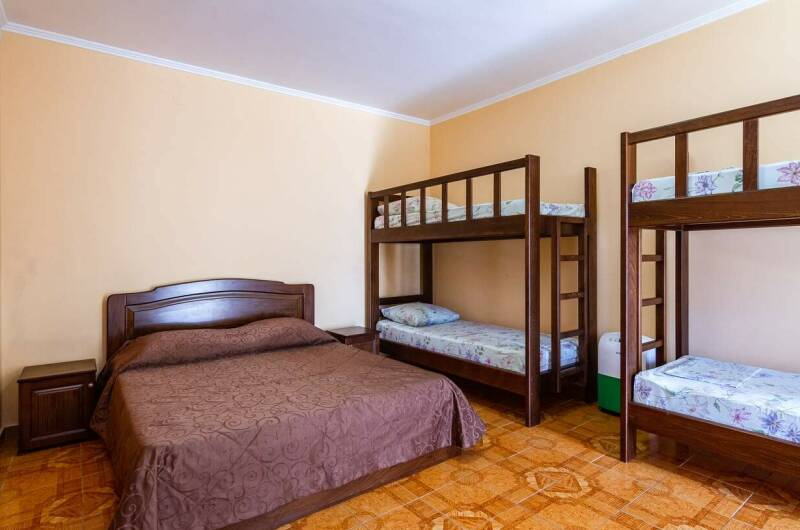 Шестиместный номер с двумя двухярусными кроватями