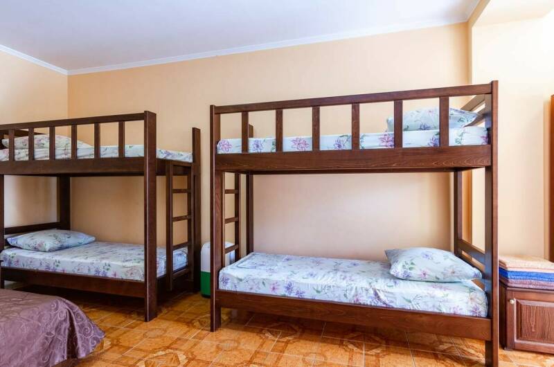 Шестиместный номер с двумя двухярусными кроватями