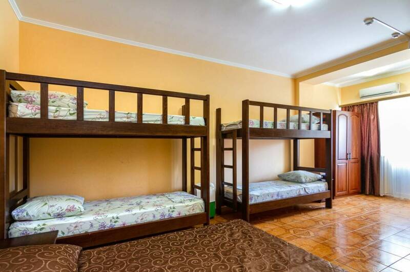 Шестиместный номер с двумя двухярусными кроватями