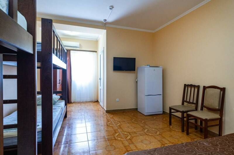 Шестиместный номер с двумя двухярусными кроватями