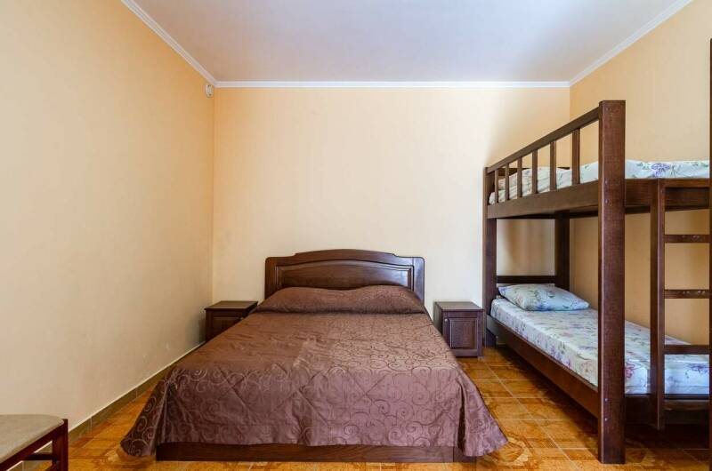 Шестиместный номер с двумя двухярусными кроватями