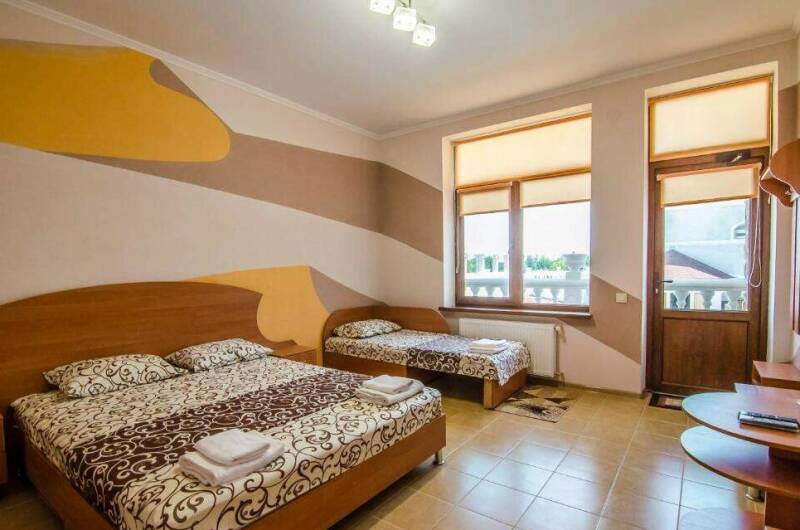 Комната с кроватью «queen-size» и видом на бассейн