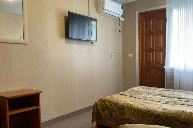 Трехместный номер с общей ванной комнатой