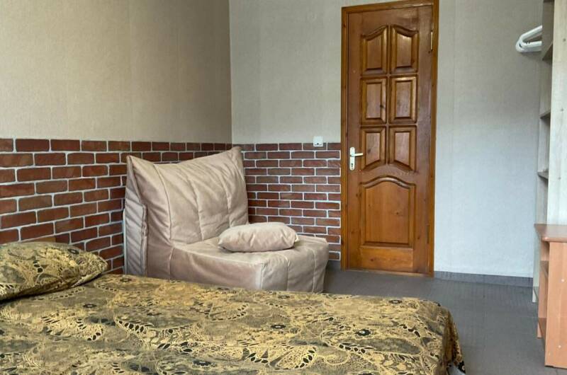 Трехместный номер с общей ванной комнатой