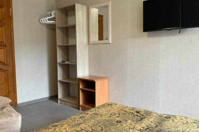 Трехместный номер с общей ванной комнатой