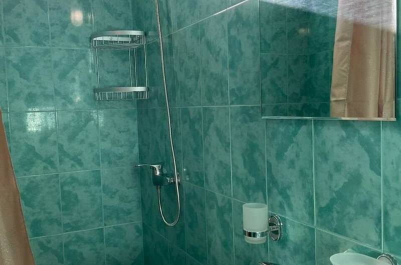 Трехместный номер с общей ванной комнатой