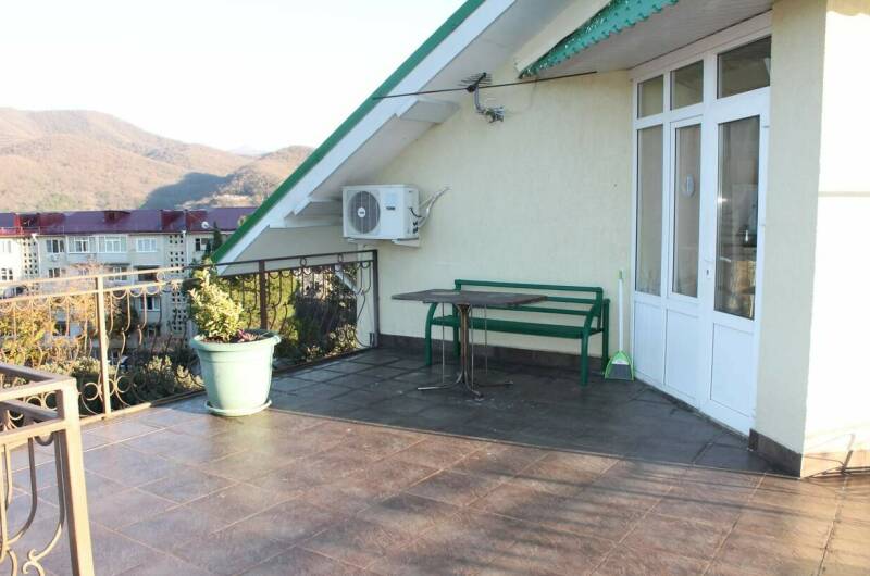 № 8 «Номер на 3−4 человека со своей террасой»