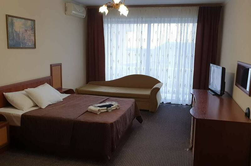 Трёхместный с частичным видом на море