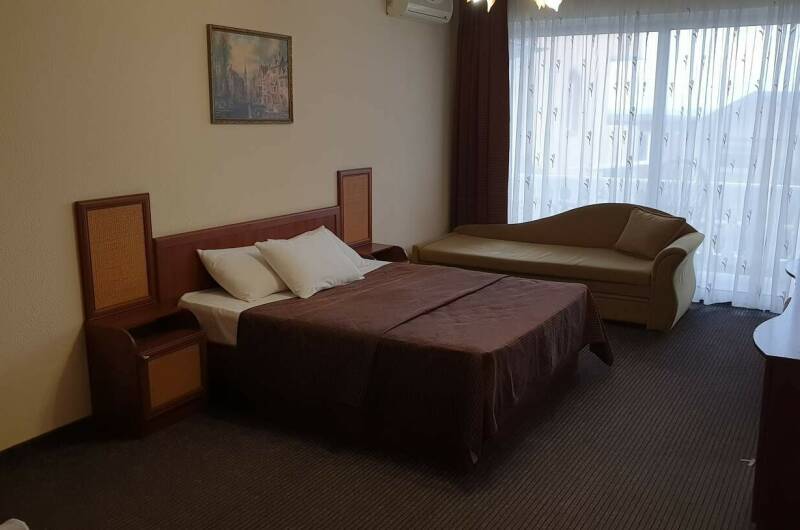 Трёхместный с частичным видом на море