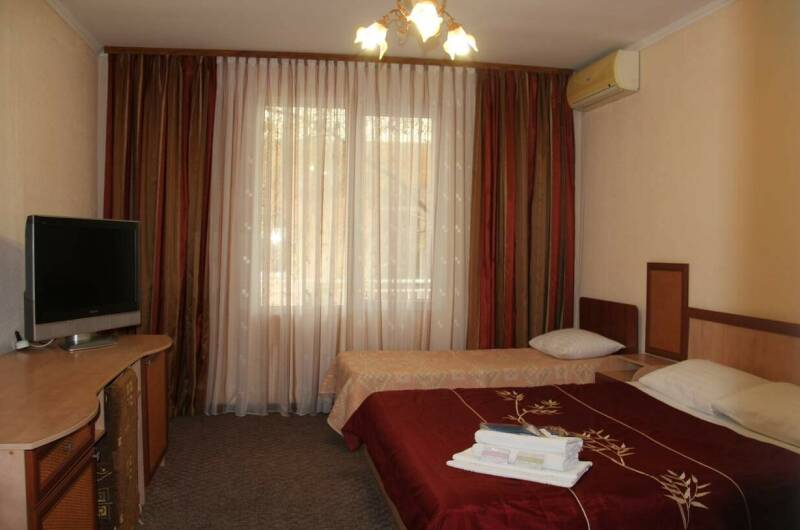 Трёхместный без балкона с окном во внутренний двор