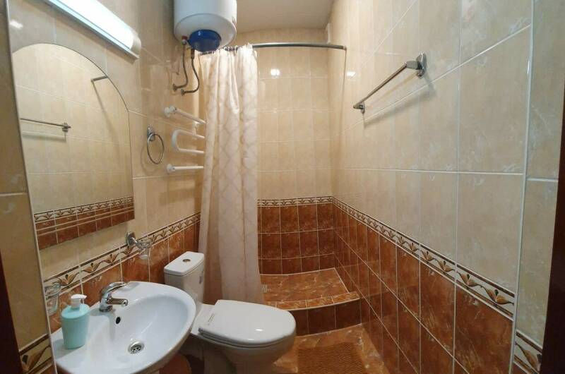 Трёхместный без балкона с окном во внутренний двор