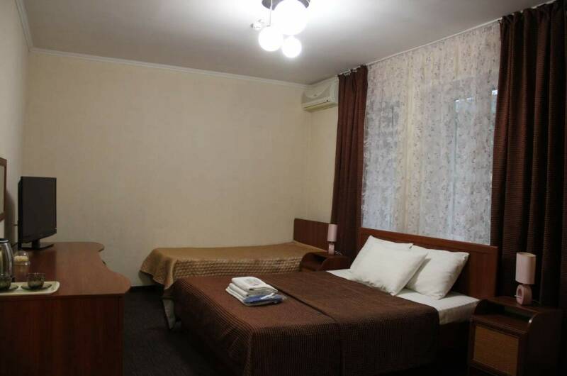 Трёхместный без балкона с окном во внутренний двор