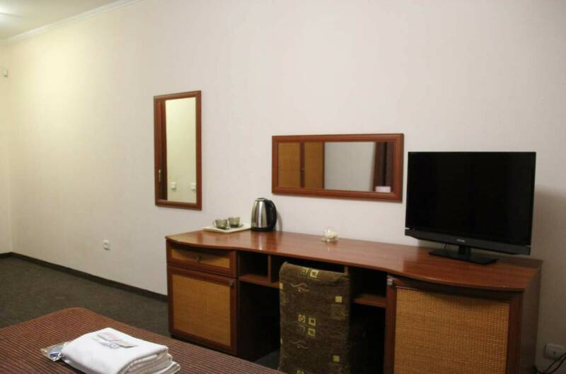 Трёхместный без балкона с окном во внутренний двор