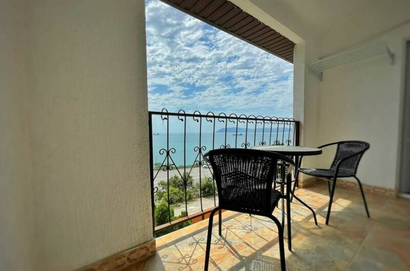 Двухкомнатный номер с балконом и видом на море