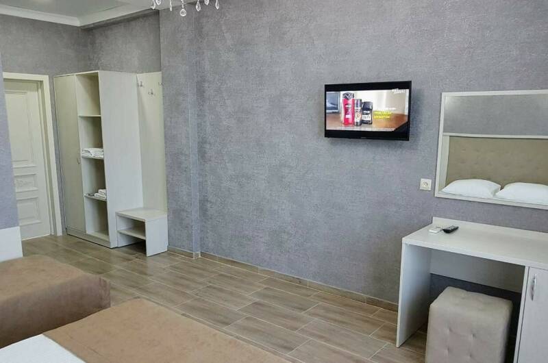 Трехместный номер с выходом на бассейн