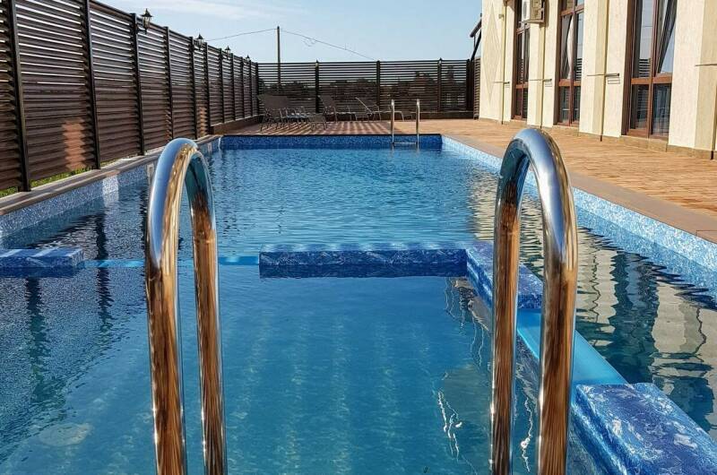 Трехместный номер с выходом на бассейн