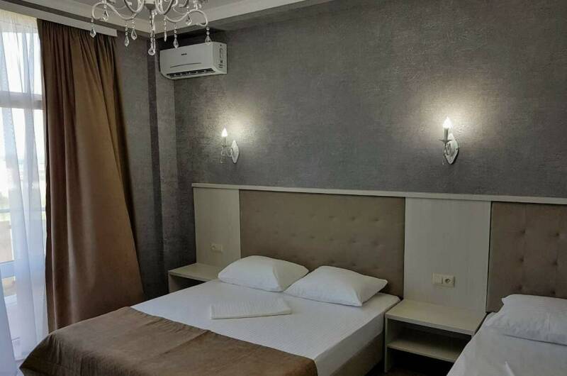 Трехместный номер с выходом на бассейн