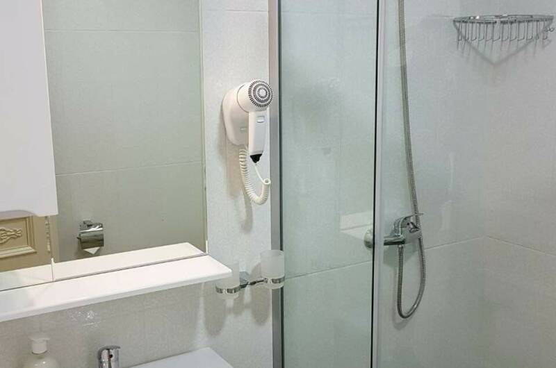 Трехместный номер с выходом на бассейн