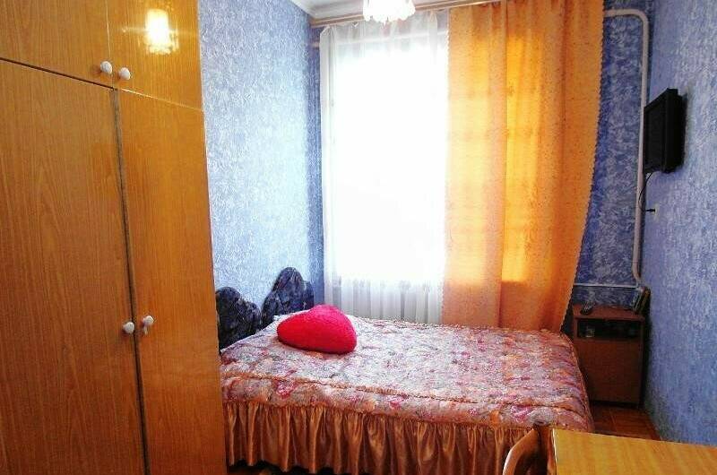 «С удобствами на 2 комнаты на этаже»